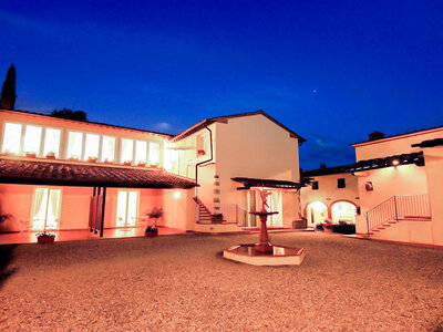 Cofanetto Sulle colline fiorentine: 2 notti in camera Deluxe con idromassaggio e sauna