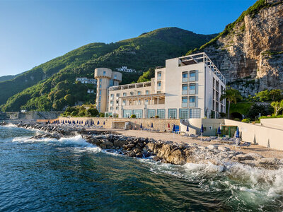 Cofanetto Due cuori sulla Penisola Sorrentina: 2 notti in camera vista mare e cocktail di benvenuto in hotel 4*