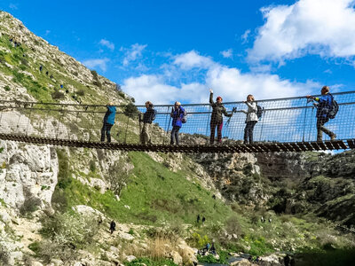 Cofanetto Attività di trekking di 3h sul Ponte Tibetano e nel Parco della Murgia di Matera con guida