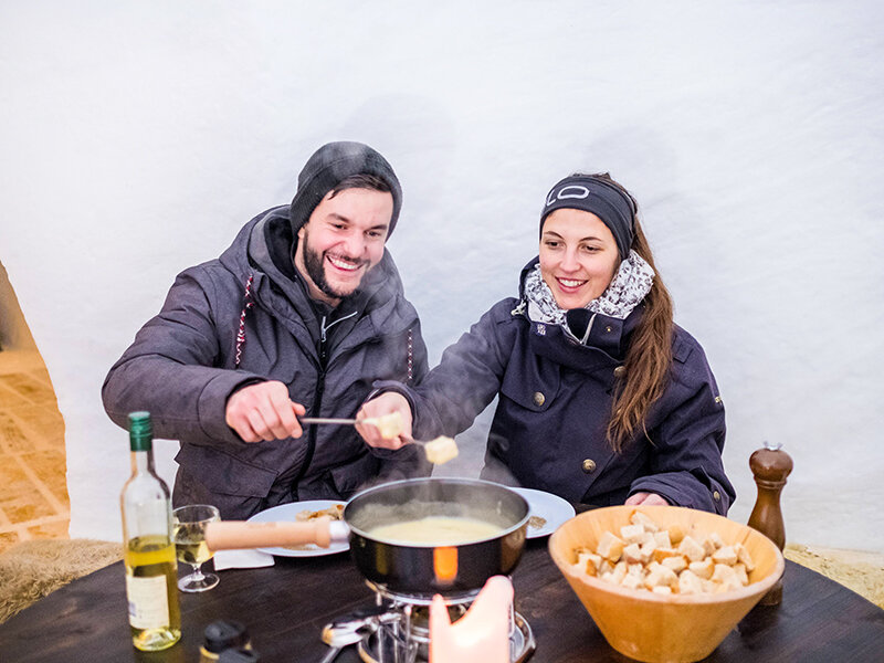 Ausgefallener Ausflug nach Gstaad für 2 mit Iglu-Besuch und Fondue