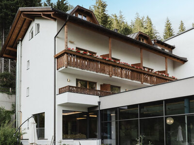 Cofanetto 1 notte di relax in hotel 4* con Spa, piscina e massaggio in Trentino