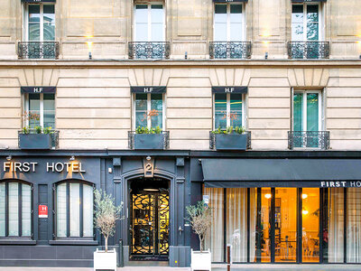 Caja París romántico: 1 noche con vistas a la Torre Eiffel en el First Hôtel para 2