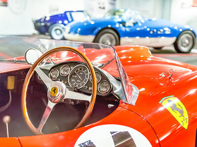 Cofanetto regalo Passione Ferrari: ingresso per 2 adulti e 1 bambino a Ferrari Experience