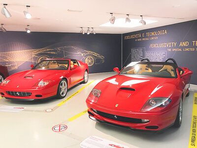 Cofanetto Passione Ferrari: ingresso per 2 adulti e 1 bambino a Ferrari Experience