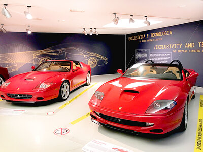 Cofanetto regalo Duo Ferrari: ingressi per 1 adulto e 1 bambino agli spazi Ferrari Experience