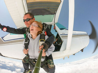 Découvrez la France vue du ciel: 1 saut en parachute en tandem pour 1 personne