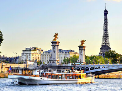 Coffret Visite guidée combinée de la tour Eiffel et du Louvre avec croisière sur la Seine