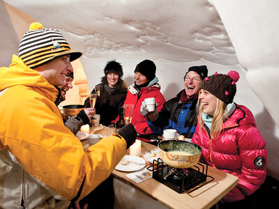 Moment gourmand et convivial autour d'une fondue suisse