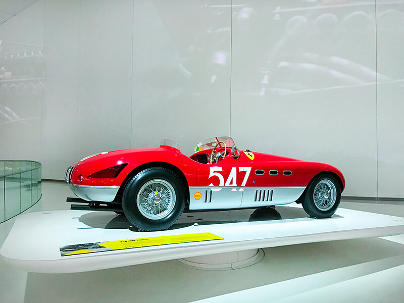 Emozioni Ferrari: ingresso al Museo Enzo Ferrari per 2 adulti e 1 ragazzo