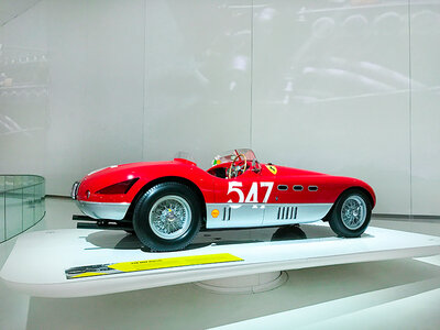 Cofanetto regalo Emozioni Ferrari: ingresso al Museo Enzo Ferrari per 2 adulti e 1 ragazzo