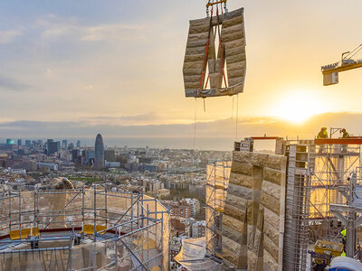 Caja regalo Sagrada Familia: 2 entradas de adulto y 1 de niño en grupo reducido y con tour en inglés