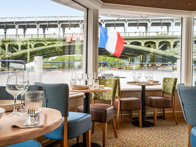 Coffret Croisière sur la Seine : 1h45 avec dîner à bord du Capitaine Fracasse