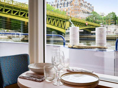 Coffret cadeau 2h de croisière sur la Seine avec dîner à bord du Capitaine Fracasse