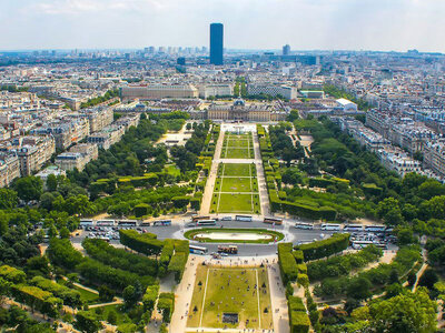 Coffret Accès au sommet de la tour Eiffel avec billet coupe-file et audio-guide pour 2 adultes et 2 enfants