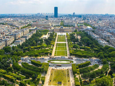 Coffret Accès au sommet de la tour Eiffel avec billet coupe-file et audio-guide pour 1 adulte