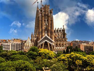 Caja Sagrada Familia: 1 entrada de adulto con visita guiada en español