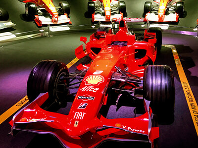 Cofanetto Passioni ed emozioni a Maranello: ingresso al Museo Ferrari per 2 adulti e 1 ragazzo