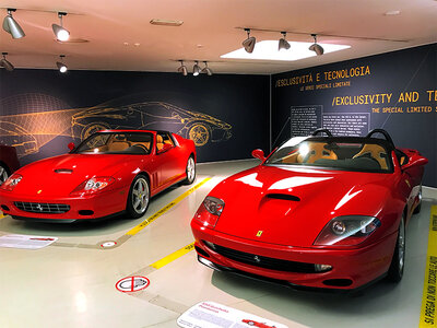 Cofanetto regalo Passioni ed emozioni a Maranello: ingresso al Museo Ferrari per 2 adulti e 1 ragazzo