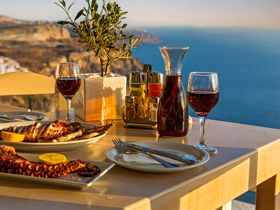 Caja Málaga para disfrutones: 1 cena y paseo en catamarán con cava para 2 personas