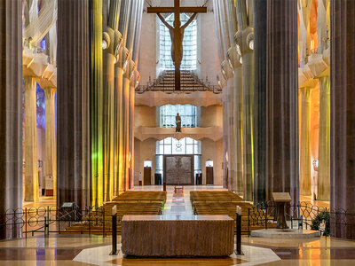 Caja Esencia Gaudí: 1 entrada de adulto a la Sagrada Família, acceso prioritario, entrada a torre y audioguía