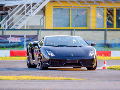 Cofanetto regalo Motori ruggenti in pista: guida di 3 auto da sogno