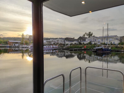 Coffret cadeau 2 jours en maison flottante La Balzac avec sauna électrique et bain bouillonnant près de Paris