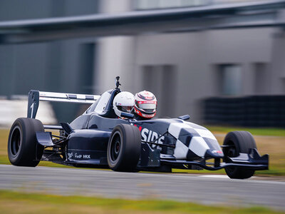 Stage de pilotage : 5 tours sur le circuit de Fontenay-le-Comte en Formule Renault 2.0 avec baptême en configuration biplace