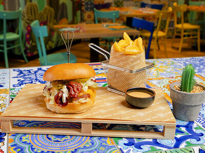 Festa di gusto a Bodega Mexicana: 2 burrito o 2 burger a scelta con patatine e bibite