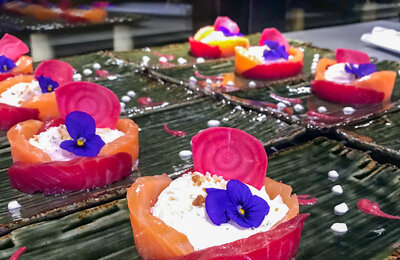 Repas insolite à 4 plats et visite de Paris en bus à impériale