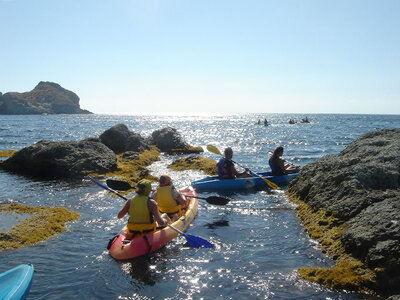 Caja ¡Kayakeando que es gerundio!: 1 aventura acuática en kayak en Andalucía