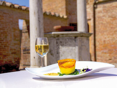 Viaggio nel tempo in Toscana: 2 notti in un castello con Spa e cena