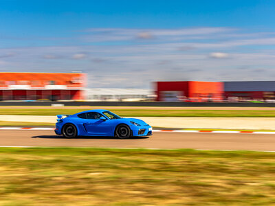 Stage de pilotage : 2 tours au volant ou en passager en Porsche Cayman 718 GT4  sur circuit