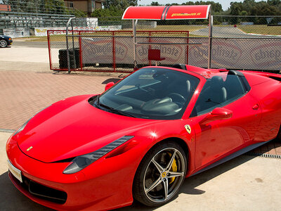 Cofanetto Al volante di un sogno: 3 giri al prezzo di 2 in Ferrari 458 Italia