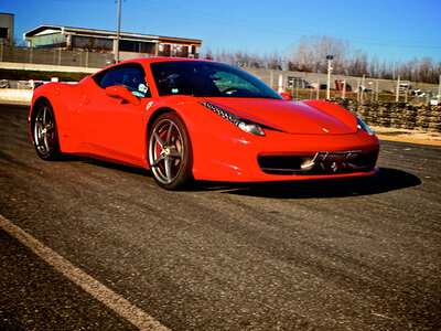 Al volante di un sogno: 3 giri al prezzo di 2 in Ferrari 458 Italia