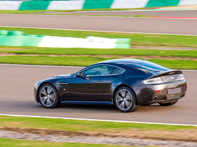 Coffret Stage de pilotage : 3 tours sur le circuit de Pont-l'Évêque en Aston Martin V8 Vantage