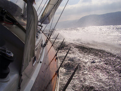 Caja regalo Paseo en vela de regata para 2 personas en Galicia