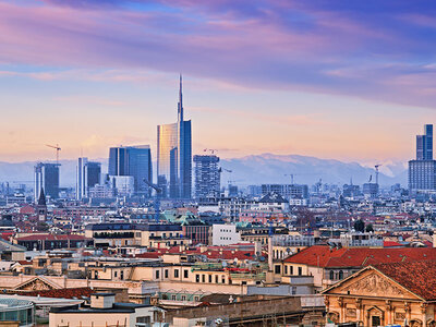 Esclusivo giro pomeridiano in mongolfiera sui grattacieli di Milano e aperitivo per 4