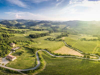 Cofanetto regalo Romantica degustazione di vini in Lombardia con visita in cantina e 2 bottiglie omaggio