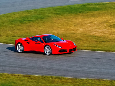 Stage de pilotage : 3 tours sur le circuit de La Ferté-Gaucher en Ferrari 488