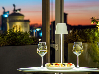 Sfizi con bottiglia di Franciacorta sul rooftop del Monti Palace Hotel
