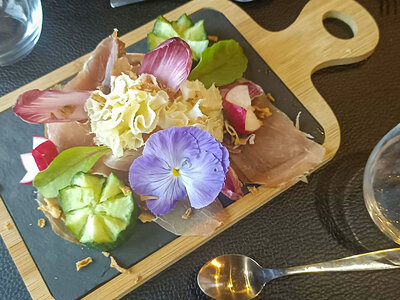 Planchette de charcuterie et fromage avec plat près de Tourcoing