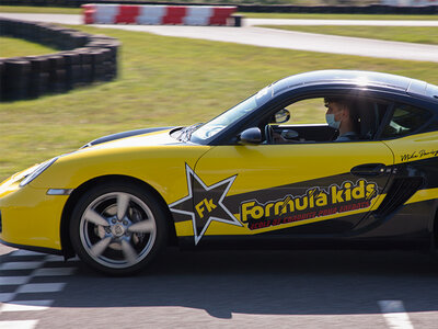 Stage pilotage enfant : 12 ou 15 tours de circuit au volant d'une Porsche Cayman