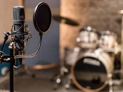 Cofanetto 1 lezione di canto o strumento musicale in studio di registrazione a Milano