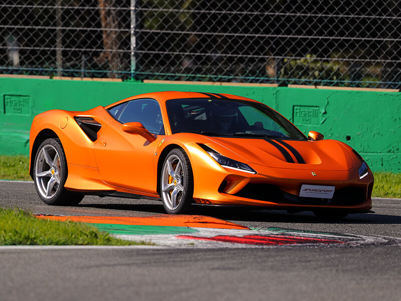 Esperienza di guida sportiva su una Ferrari F8 Tributo o una Mercedes-AMG GT R PRO