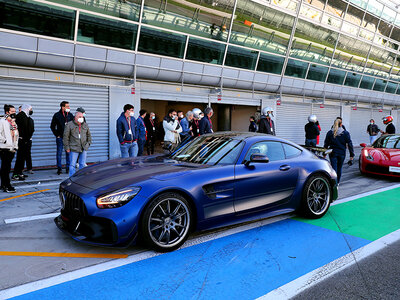 Cofanetto Esperienza di guida sportiva su una Ferrari F8 Tributo o una Mercedes-AMG GT R PRO