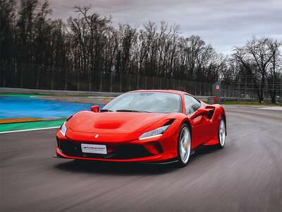 Emozioni in pista: 2 giri su pista con una Ferrari, una Lamborghini o una Porsche