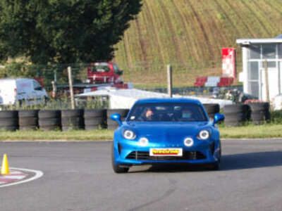 Stage pilotage enfant : 3 tours de circuit au volant d'une Alpine A110