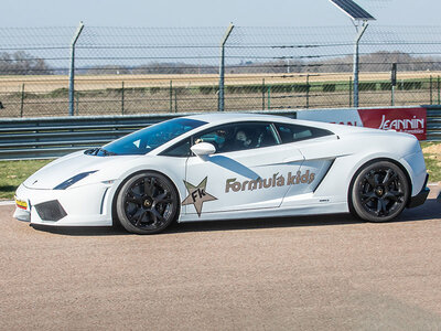 Stage pilotage enfant : 8 ou 10 tours de circuit au volant d'une Lamborghini Gallardo