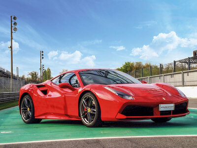 Cofanetto regalo Motori turbo: 2 giri su una Ferrari 488 GTB presso l’Autodromo di Vairano