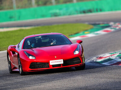 Cofanetto Ferrari 488 GTB su pista: 2 giri presso il Cremona Circuit